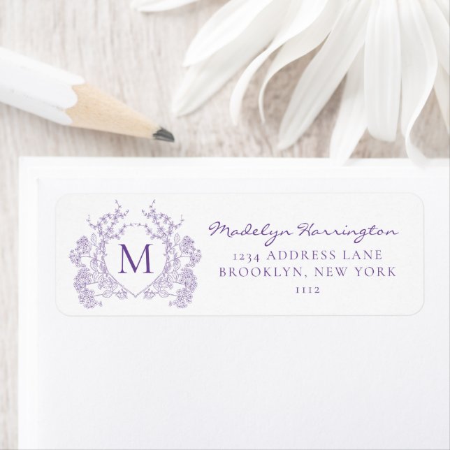 Étiquette Classic Violet Floral Crest Monogramme Adresse (En situation)