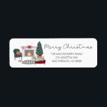 Étiquette Cosy Christmas Country Home Christmas Tree<br><div class="desc">Cosy Christmas Country Home Christmas Tree Return Address Label - Notre étiquette d'adresse de retour comporte une maison de campagne confortable, tout décorée pour les vacances. Le sapin de Noël est décoré et installé près de la cheminée, orné de poinsettias, bas et bougies. Le étiquette lit "Joyeux Noël" dans une...</div>