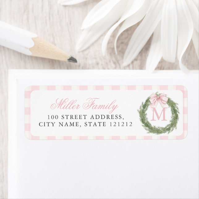 Étiquette Couronne de Noël à monogramme et ruban rose (En situation)
