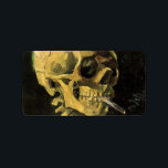 Étiquette Crâne avec cigarette brûlante par Vincent van Gogh<br><div class="desc">Crâne avec Cigarette Brûlante par Vincent van Gogh est un post impressionnisme d'art vintage de peinture à vie morte. Portrait du squelette humain fumant. Grande image à utiliser pour les produits anti-tabac. Fumer tue 1 000 personnes chaque année, aider quelqu'un à arrêter de fumer aujourd'hui. Grande image pour Halloween ou...</div>