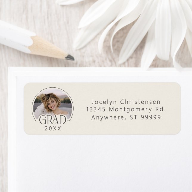 Étiquette Cream Gray Photo Graduation Return Address Labels (En situation)