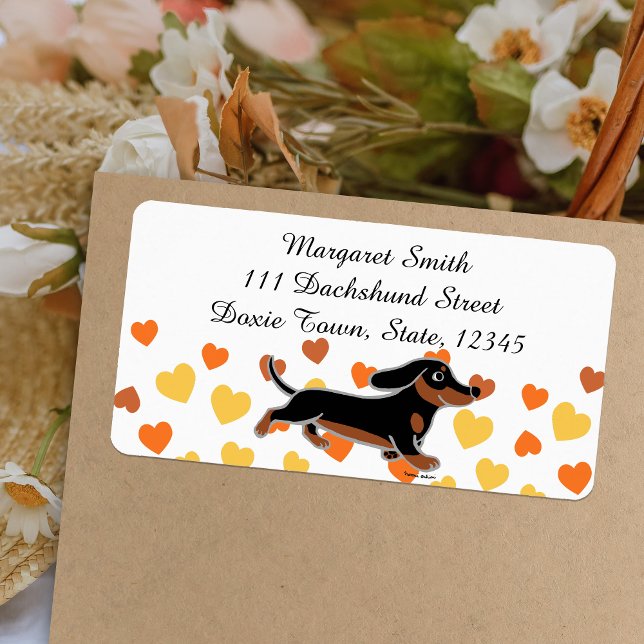 Étiquette Dachshund noir et feu courant (Black and Tan Dachshund Running Return Address Label featuring Cute Dachshund in action.  Cartoon.)