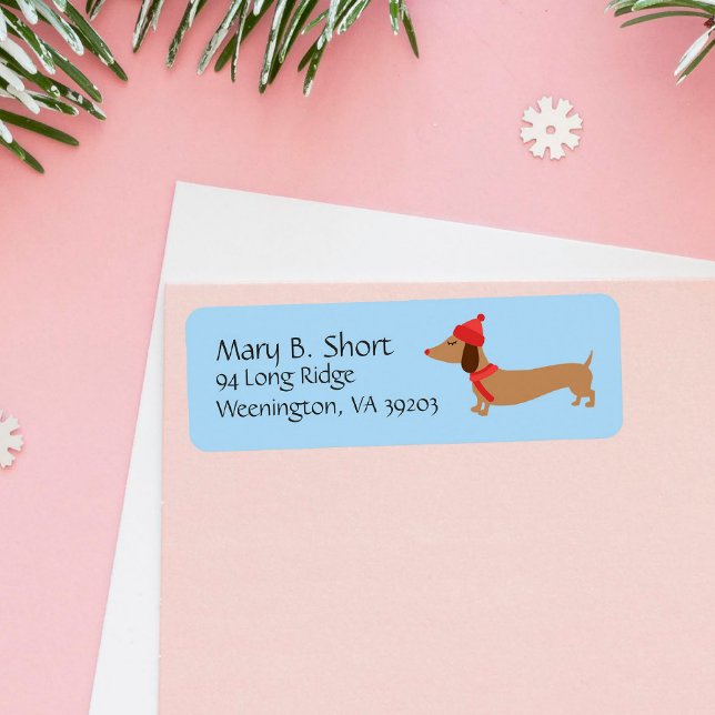 Étiquette Dachshund Vacances d'hiver Retour Adresse Étiquett (Send cozy holiday wishes with our sweet return address label featuring a dachshund in a cap & scarf)