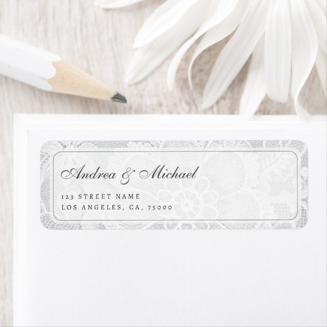 Étiquette d'adresse de mariage en dentelle blanche (En situation)