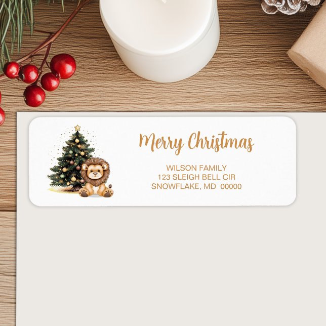 Étiquette d'adresse de retour d'arbre décoré de li (Cute baby lion beside a festive tree adds charm to your holiday return address labels)