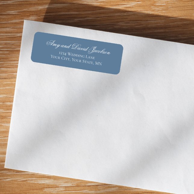 Étiquette d'adresse de retour de mariage à l'écrit (Elegant dusty blue return address label on kraft envelope with white script names)