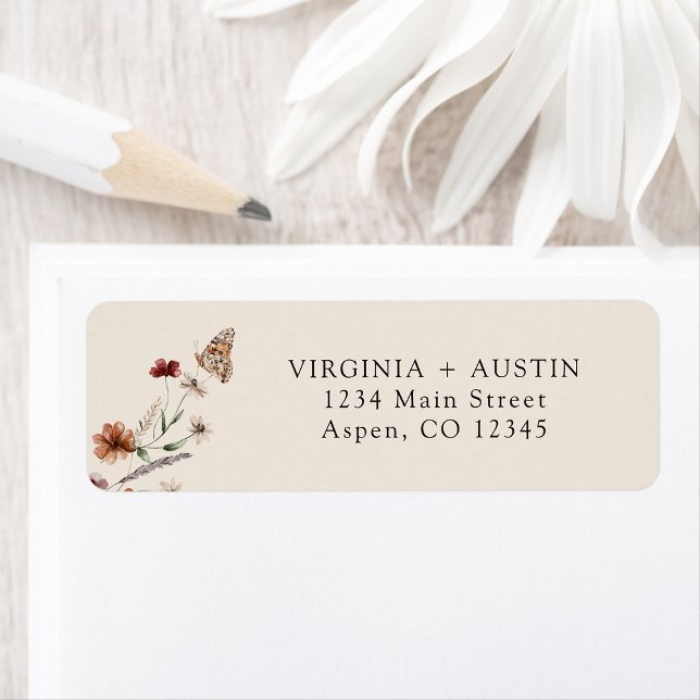 Étiquette d'adresse de retour de mariage bohème (Tan Boho Wildflower with Butterfly Wedding Return Address Label by Painted Paperie
)