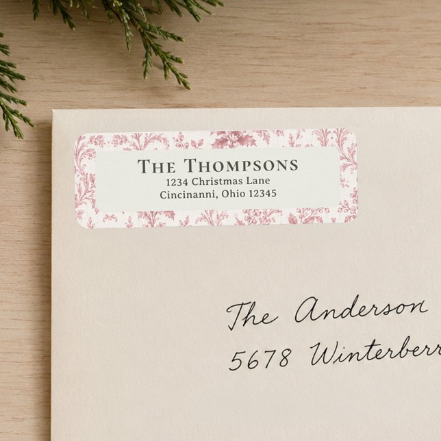 Étiquette d'adresse de retour de Noël à feuillage  (Elegant Christmas return address labels with red foliage and personalized family details.)
