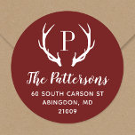 Étiquette d'adresse de retour de Rustic Antler<br><div class="desc">Autocollants d'adresse de retour ronds personnalisés avec votre monogramme et adresse de famille. Ce design rustique moderne vous propose une première monogramme avec des bois de cerfs aux couleurs bordeaux et blanches. Utilisez les outils de conception pour modifier la couleur et les polices arrière - plans afin de customiser votre...</div>