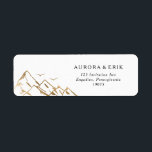 Étiquette d'adresse de retour Gold Mountain<br><div class="desc">Cette étiquette d'adresse de retour de montagne d'or est parfaite pour votre élégant mariage de forêt de montagne de boho. Conçu avec un paysage de montagne doré avec des oiseaux simples en vol. C'est exactement ce que vous cherchez pour compléter votre mariage unique de destination moderne.</div>