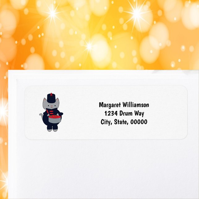 Étiquette d'adresse de retour personnalisée Chat B (A return address label with a cat playing the drum in a navy blue & red marching band uniform.)