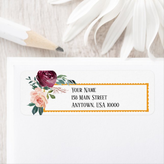 Étiquette d'adresse florale rose et burgundy (En situation)