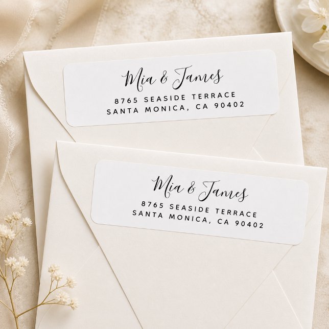 Étiquette de Adresse de Retour de Couple en Écritu (Elegant Script Couple Return Address Label displayed on cream envelopes.)