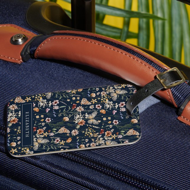 Étiquette de bagage à fleurs monogramme bleu marin (Navy Blue Boho Monogram Floral Luggage Tag by Painted Paperie
)