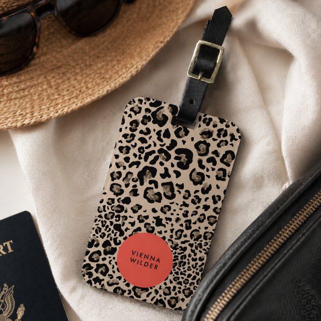 Étiquette de bagage à imprimé léopard | Étiquettes (A fashionable luggage tag that blends bold animal print with a polished personalized touch.)