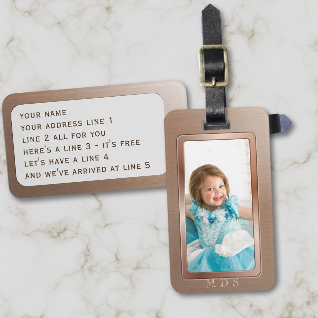 Étiquette de bagage à monogramme faux or rose avec (A faux rose gold metal luggage tag with space for your photo and address details)