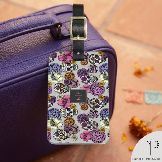 Étiquette de bagage monogramme à crânes colorés  (Colorful skulls monogram luggage tag featuring hand-drawn chic noir fine line ink art.)