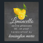 Étiquette de bouteille de limoncello au look table<br><div class="desc">Image de fond de type tableau noir avec dessin numérique moderne de citrons jaunes. Étiquette de bouteille haute de Limoncello. Personnalisé avec une typographie tendance. Personnalisez toutes les polices et tous les textes. Faite main et artisanale par vos soins. Commandez-en davantage pour des cadeaux de dernière minute. Pour voir la...</div>