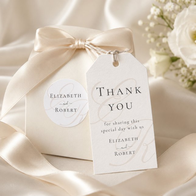 Étiquette de Cadeau de Mariage à Monogramme Minima (Minimalist Monogram Wedding Favor Gift Tag on an elegant gift box with a silk bow.)