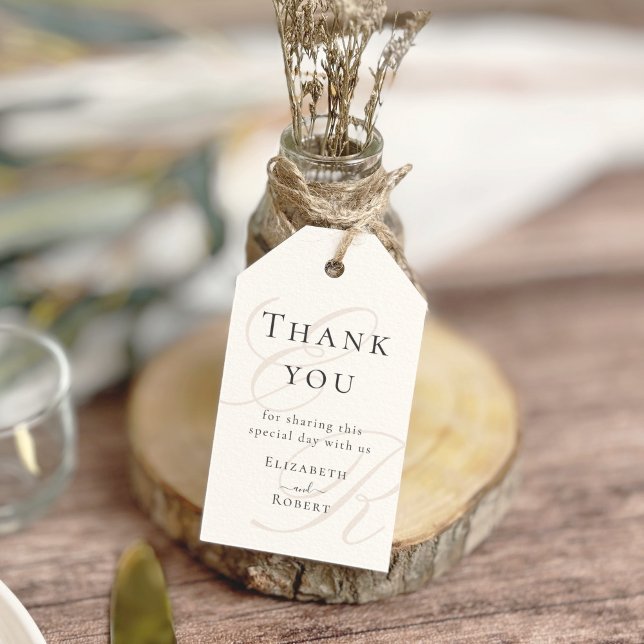Étiquette de Cadeau de Mariage à Monogramme Minima (Minimalist Beige Monogram Wedding Thank You Gift Tags on a boho jar with dry flowers)