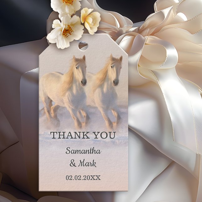 Étiquette de cadeau de mariage Hiver Chevaux dans  (Elegant wedding gift tag featuring two white horses running in the snow as the sun is setting)