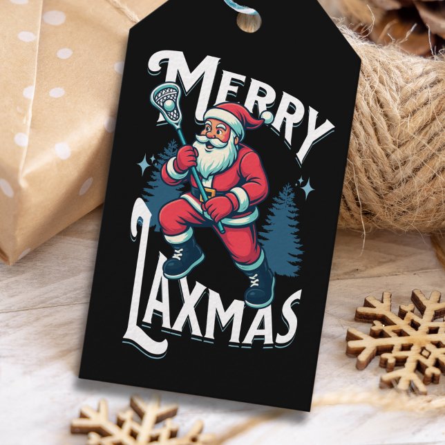 Étiquette de cadeau de Noël Funny Merry Laxmas de  (Merry Laxmas” gift tag with Santa holding a lacrosse stick on a festive wooden background.)