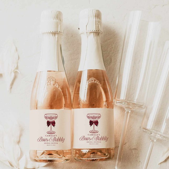 Étiquette de champagne miniature pour enterrement  (Red bows and Bubbly Bridal Shower Mini Champagne Label)