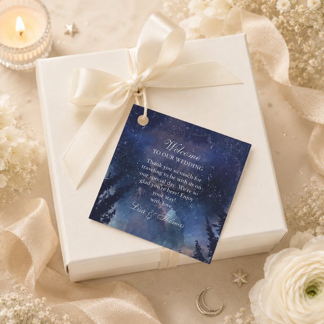 Étiquette de faveur de mariage céleste de la forêt (Starry Night Forest Celestial Wedding Favor Tag on an elegant wedding gift box)