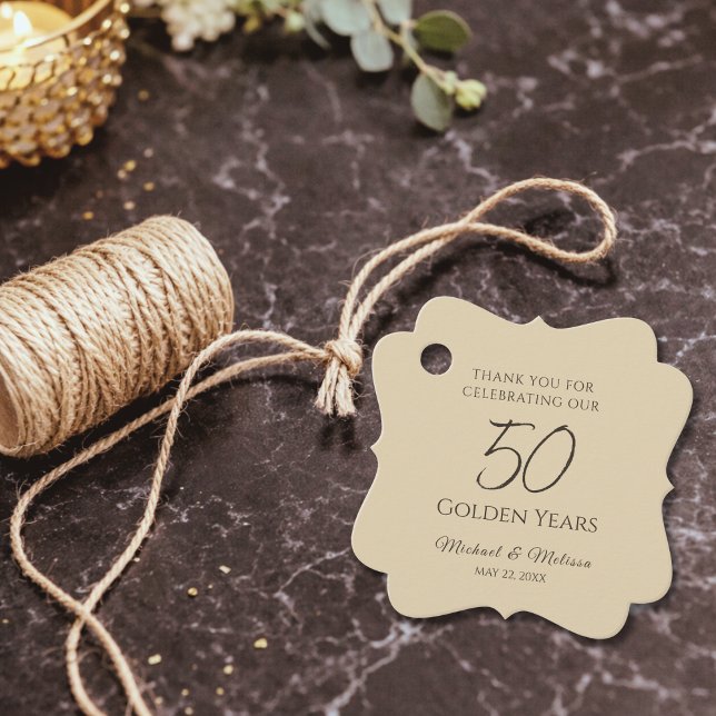 Étiquette de faveur pour le 50e anniversaire Champ (Champagne gold scalloped favor tag with rustic twine detail)