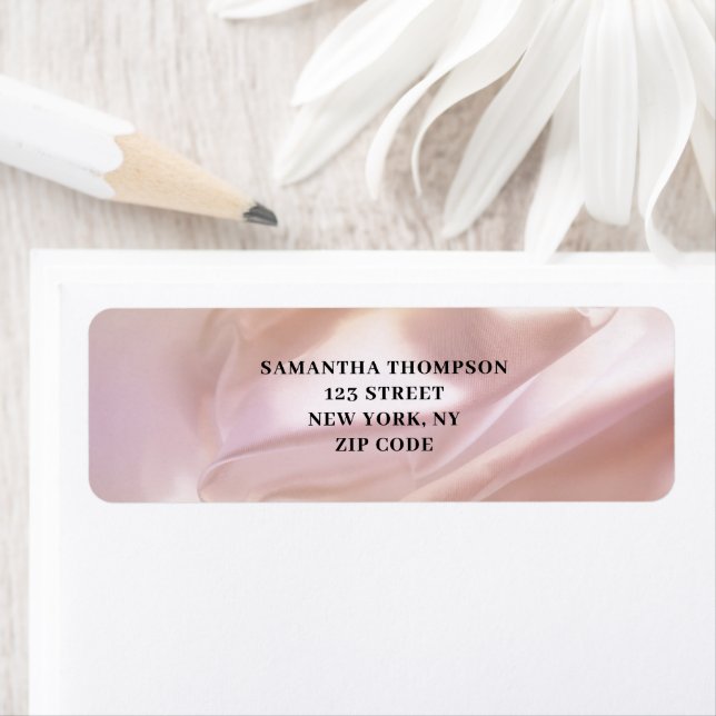 Étiquette de l'adresse de retour Blush Pink Satin (En situation)