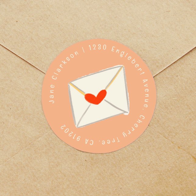 Étiquette de l'adresse de retour rose de l'envelop (Red heart love letter pink return address label round sticker.)