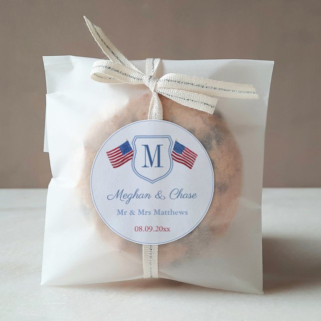 Étiquette de mariage classique avec monogramme et  (Red White And Blue USA Flags Monogram Wedding Crest Favor Thank You Sticker )