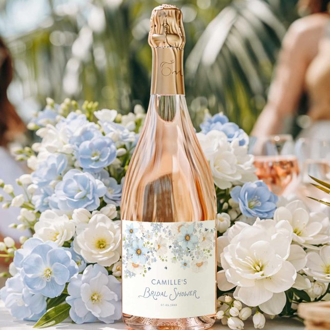 Étiquette de mariage fleurie bleue pour une fête p (Blue Garden Bridal Shower Wine Label)