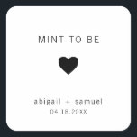 Étiquette de mariage moderne noir et blanc « Mint<br><div class="desc">Étiquettes de faveur de mariage modernes avec un design minimaliste comportant le message « Mint To Be » avec un cœur et vos noms et date en noir, sur fond blanc. Les polices et les couleurs de fond peuvent être modifiées selon vos souhaits. Ces autocollants simples et contemporains sont parfaits...</div>