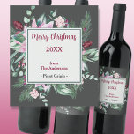 Étiquette de Noël rose floral et charbon de bois<br><div class="desc">Ce étiquette de vin de Noël est prêt à être personnalisé avec votre propre texte. Imprimé avec un amas de fleurs roses accentué de branches de pin et de baies sur un arrière - plan gris fusain foncé. Modifiez tout le texte comme vous le souhaitez.</div>