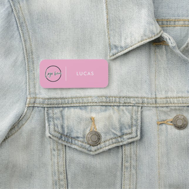 Étiquette de nom d'employé de base avec logo d'ent (En situation)