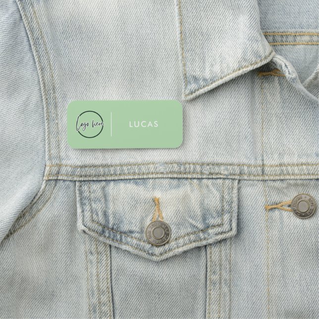 Étiquette de nom d'employé de base avec logo d'ent (En situation)