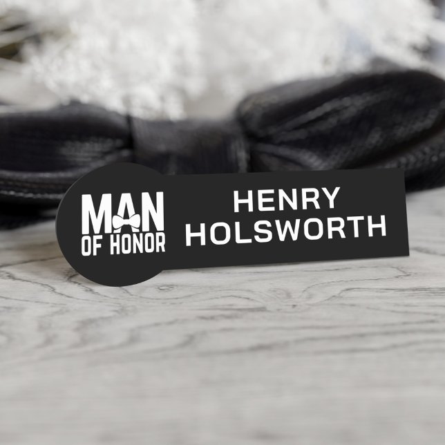 Étiquette de nom moderne noir et blanc pour homme  (Attach this name tag to your Man of Honor so everyone will know who he is)
