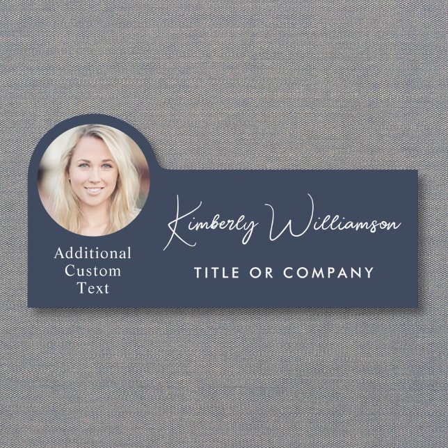 Étiquette de nom professionnelle bleue Chic Script (Chic Script Professional Blue Photo Name Tag)