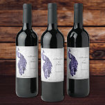 Étiquette de vin Mariage Peacock violet<br><div class="desc">Personnalisez un étiquette de vin unique pour votre réception de mariage avec un Étiquette de vin Mariage Purple Peacock. Le design Étiquette du vin se caractérise par un élégant paon contre un feuillage délicat et un arrière - plan grunge. Personnalisez avec les noms du marié et de la mariée avec...</div>