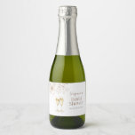 Étiquette de vin perles Mini Sparkling<br><div class="desc">Élevez votre fête avec nos Étiquettes de vin Perles Mini Sparkling. Cette collection exhale un raffinement intemporel, avec ses délicates crème chic boho couleur aquarelle et ses fleurs bronzées ornées de perles et de verres de champagne dorés. Parfait pour un brunch au champagne, cette collection donne le ton d'une rencontre...</div>