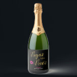 Étiquette de vin pétillant pour enterrement de vie<br><div class="desc">Faites passer votre célébration d'avant-mariage au niveau supérieur avec les étiquettes de vin et de vin pétillant Vegas before Vows ! Éclatantes de noir et d'or et d'un baiser rose ludique, ces étiquettes sont idéales pour une fête d'enterrement de vie de jeune fille ajoutant un peu de glamour à votre...</div>