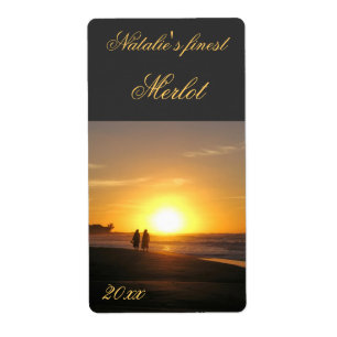 Étiquette deux personnes au coucher du soleil marche vin éti