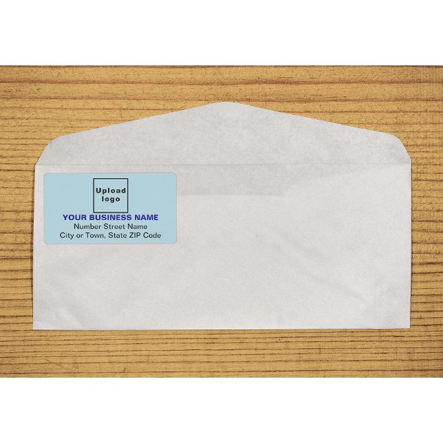 Étiquette d'expédition commerciale bleu clair alig (Center aligned business light blue shipping label on envelope)