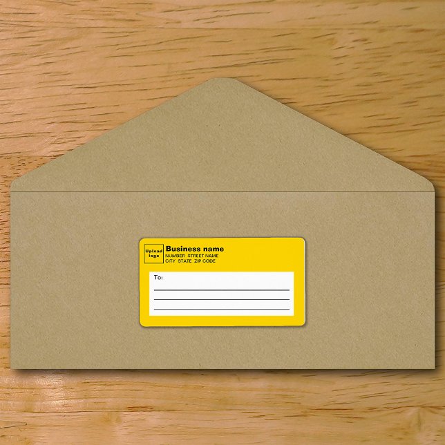 Étiquette d'expédition d'entreprise jaune (Yellow business shipping label on envelope)