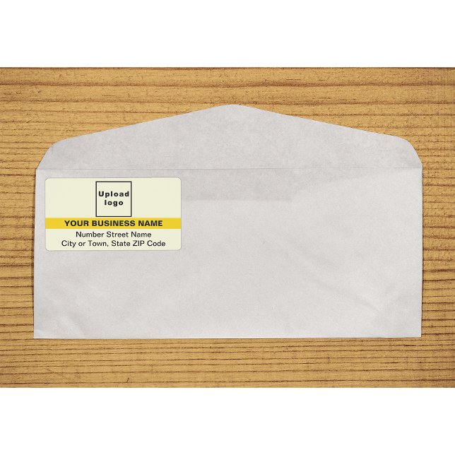 Étiquette d'expédition jaune avec nom de marque su (Yellow with highlighted brand name shipping label on envelope)