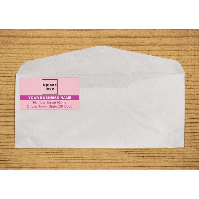 Étiquette d'expédition rose avec nom de marque sur (Gray with highlighted brand name shipping label on envelope)