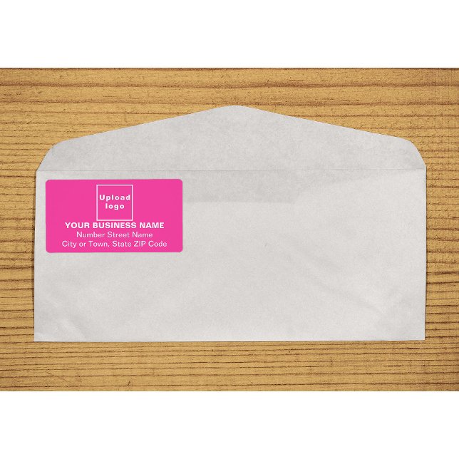 Étiquette d'expédition rose pour entreprise aligné (Center aligned business pink shipping label on envelope)