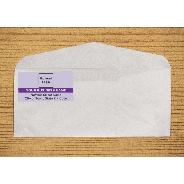 Étiquette d'expédition violette avec nom de marque (Purple with highlighted brand name shipping label on envelope)