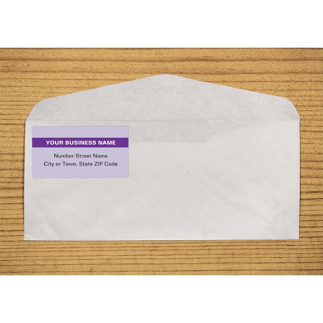 Étiquette d'expédition violette mise en surbrillan (Plain text purple shipping label with your highlighted business name on envelope)
